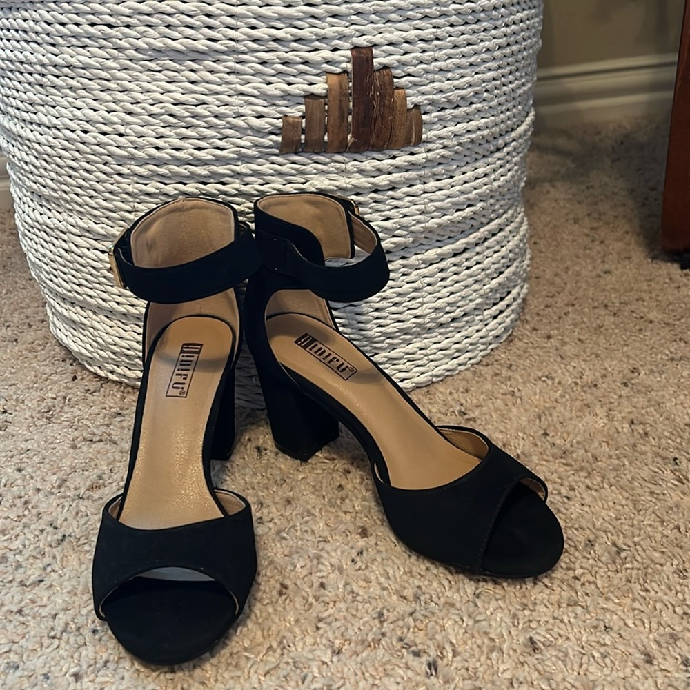 Girls black heels with gold buckle size 5